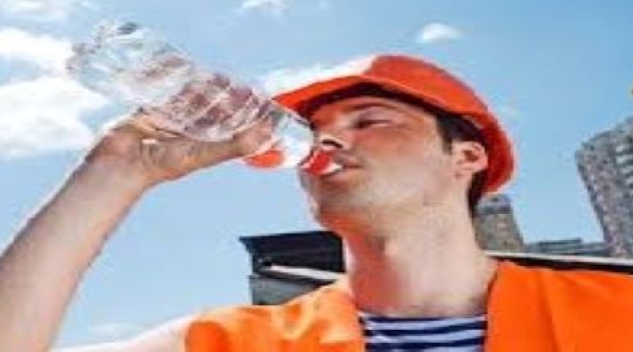 Draag als het kan aangepaste kleding. Smeer je om de twee uur in met anti-zonnebrandmiddel van minimaal factor 20. Smeer vaker als je veel zweet. Drink voldoende water of sportdrank en zorg dat je genoeg zout binnenkrijgt.